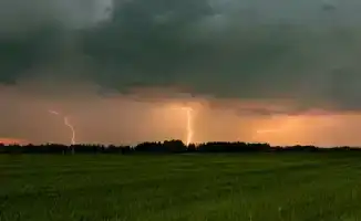 Синоптики предупреждают о неблагоприятных погодных условиях в Казахстане: жара на юге и грозы в ряде городов