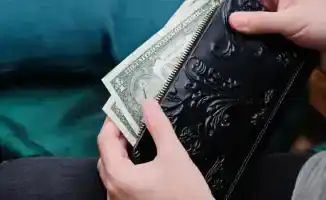 Казахстанцы обеспокоены проблемой обмена 'старых' долларов: банки отказывают в приёме валюты