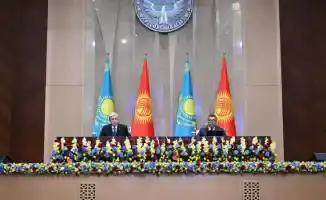 Президент Казахстана Касым-Жомарт Токаев и глава Кыргызстана Садыр Жапаров провели переговоры и выступили с совместным заявлением для прессы, подчеркивая важность укрепления двусторонних отношений и сотрудничества между двумя странами.