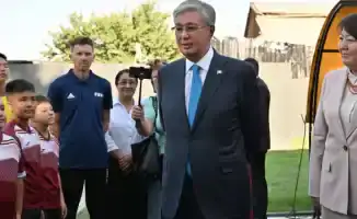 Президент Казахстана Касым-Жомарт Токаев посетил в Бишкеке школу-гимназию №33 имени своего отца Кемеля Токаева, что подчеркивает важность образовательных связей между Казахстаном и Кыргызстаном. Визит состоялся в рамках его официальной поездки в Кыргызста