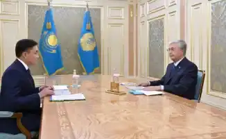 Токаев встретился с акимом Шымкента Сыздыкбековым