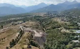 В Алматы депутат Бакытжан Базарбек выступил с резкой критикой в адрес чиновников из-за незаконной засыпки огромного лога в Наурызбайском районе, продемонстрировав это на видео.