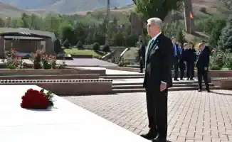 Президент Касым-Жомарт Токаев почтил память Чингиза Айтматова в ходе своего официального визита в Кыргызскую Республику 22 августа, начав поездку с посещения Национального историко-мемориального комплекса.