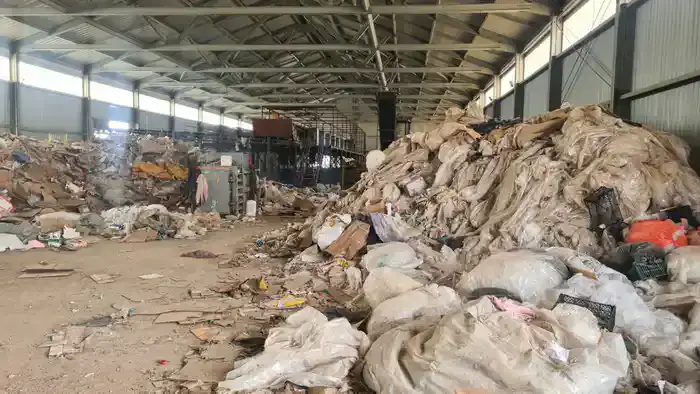 Свалка внутри заброшенного мусоросортировочного комплекса, Актобе, лето 2025 года