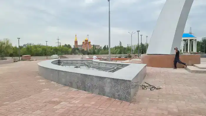 Неработающий фонтан, Актобе, лето 2024 года. Фото: ©️
