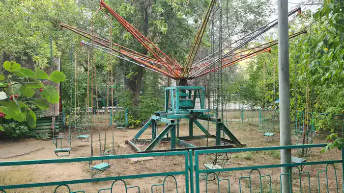 Неработающие карусели в парке имени Пушкина, Актобе. 2025 год