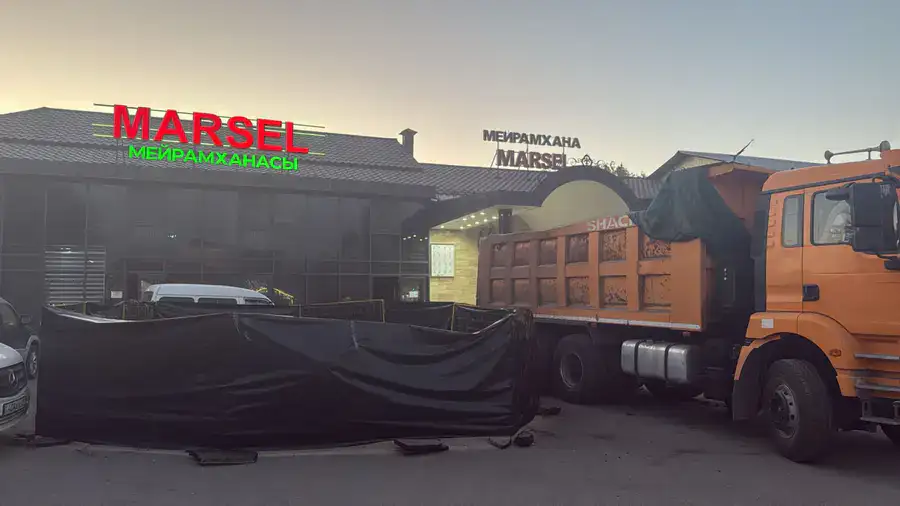 грузовик провалился в яму