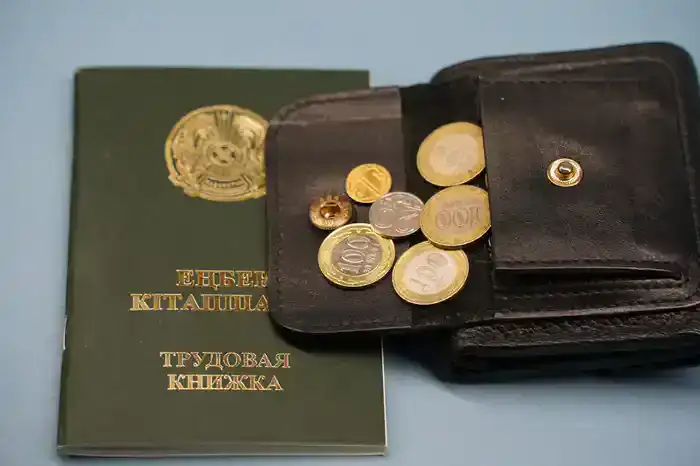 Фотография трудовой книжки в Казахстане на фоне тенге