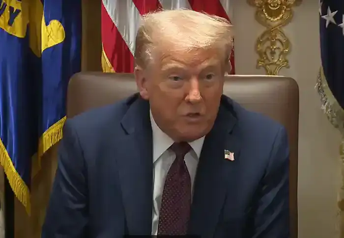 Стоп-кадр трансляции со встречи Дональда Трампа с кабинетом министров США 26 августа 2025 года. Источник: официальный YouTube-канал Белого дома