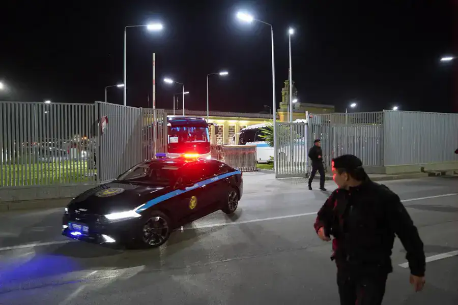 Футболисты покидают аэропорт