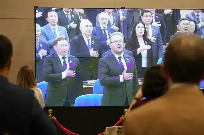 Депутаты спели гимн