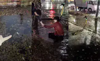 Алматинцы спасают прохожих у затопленной ямы в центре города