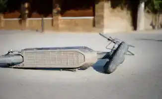 Две девушки на электросамокате сбиты автобусом на пешеходном переходе в Алматы: пострадавшие госпитализированы, полиция на месте