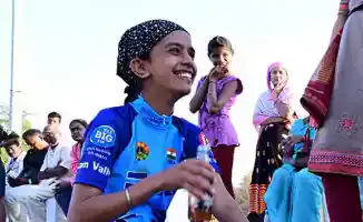 Индийская спортсменка Шришти Шарма устанавливает рекорды Гиннесса в шпагате и лимбо-скейтинге