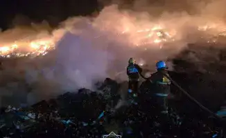 Дым от горящей свалки в Алматинской области достиг Алматы: жители города жалуются на запах гари, пожар тушат уже двое суток