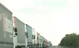 Фуры застряли на границе Казахстана и России: очереди растут из-за новых требований таможни