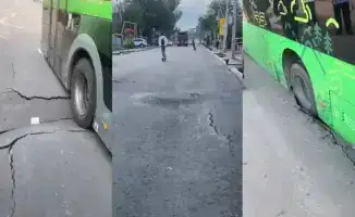 Алматы: автобусы застряли в провалившемся асфальте на улице Яссауи