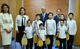 Китайские дети на домбре: Токаев в культурном центре Казахстана