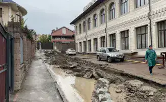 В Ауэзовском районе Алматы улицы затоплены после дождей, асфальт проседает, а автомобили застревают в воде. Местные жители недовольны состоянием дорог, особенно после недавнего ремонта улицы Аманжол, на который было потрачено миллиарды.