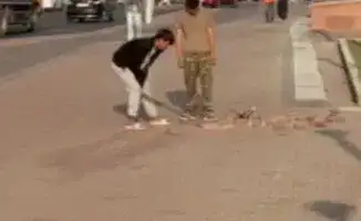 Скандал в Алматы: Рабочие пытаются выбить плитку на тротуаре, вызывая вопросы о качестве городского благоустройства