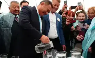 Казахстанские чиновники на этой неделе: когда залпом пьют воду, а не слова о реформе