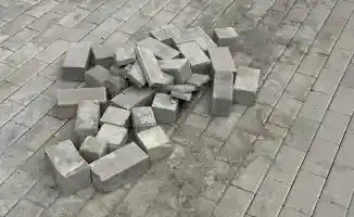 Президент Казахстана Касым-Жомарт Токаев раскритиковал работу акимов, отметив, что они заняты несущественными делами, такими как укладка брусчатки, в то время как люди покидают страну. Это заявление было сделано в ходе его Послания народу Казахстана.