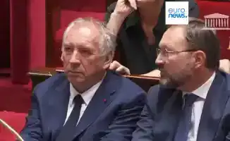 Франция меняет курс: премьер-министр Франсуа Байру покидает пост под натиском депутатов, как корабль, сбрасывающий якорь в бурном море политических перемен.