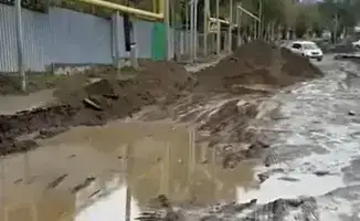 Алматы: Жители микрорайона Акжар страдают от изоляции и грязи из-за затянувшихся работ по прокладке коммуникаций