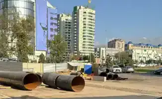 На проспекте Аль-Фараби в Алматы остались трубы для реконструкции подземного газопровода, несмотря на отмену ремонта. Жители города задаются вопросом, когда будет наведен порядок на этой важной транспортной артерии.