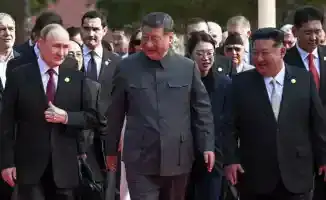 Си Цзиньпин, Путин и Ким Чен Ын наблюдают за парадом на площади Тяньаньмэнь в Пекине