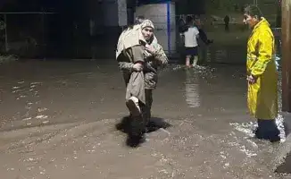 Алматы в воде: герои спасают людей от наводнения