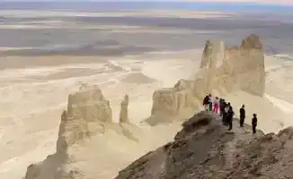 Президент Казахстана Касым-Жомарт Токаев заявил о необходимости постоянного развития туризма и инфраструктуры в стране, подчеркивая, что это должно стать приоритетом для акиматов. Он отметил, что порядок в туристической сфере поможет сделать Казахстан бол