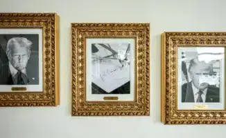 Президент США Дональд Трамп заменил портрет своего предшественника Джо Байдена на фотографию автопера в Белом доме, что вызвало широкий резонанс и обсуждение среди общественности.