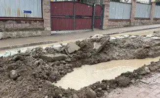 Глубокие провалы на улице Аманжол: подрядчика наказали