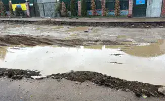 Алматы: Жители Акжара сталкиваются с опасностями на улице, напоминающей полосу препятствий