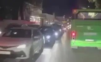 В Алматы снова провалился асфальт, что привело к образованию огромной пробки на выезде из города. В социальных сетях активно обсуждают ситуацию, выражая недовольство состоянием дорог и последствиями для автомобилистов.