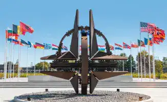 НАТО угрожает России 'решительным ответом' из-за нарушений воздушного пространства