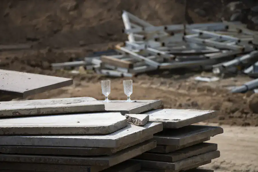 Два пустых бокалах на гранитных плитах, Большая Алматинка, реконструкция