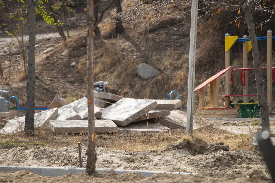 Берег Большой Алматинки, грязь, стройматериал, реконструкиця