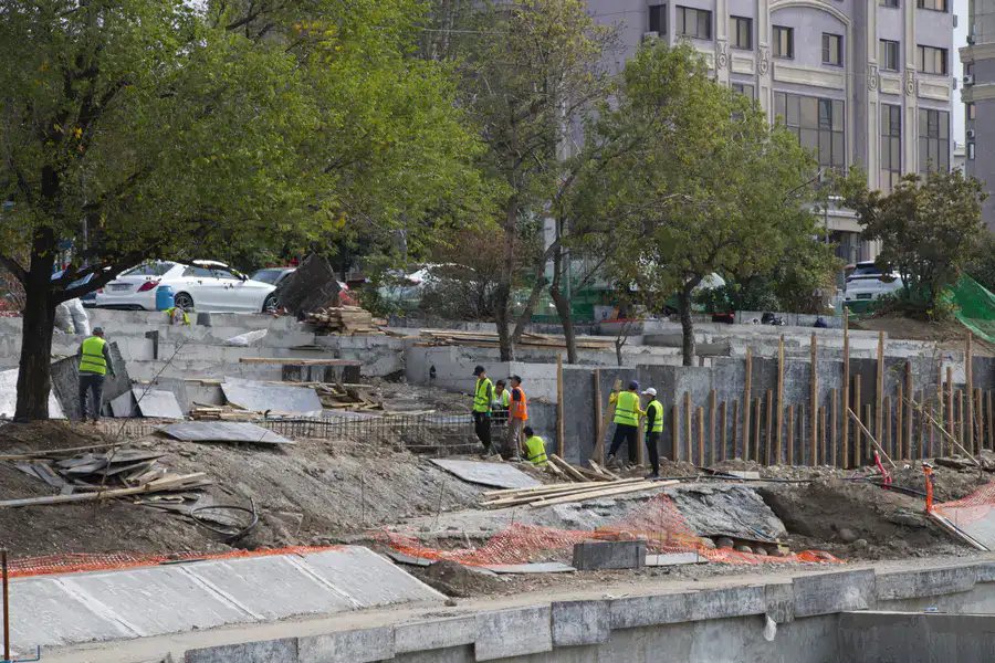 Рабочие возводят лестницы и пандусы для спуска к реке, реконструкция Большой Алматинки