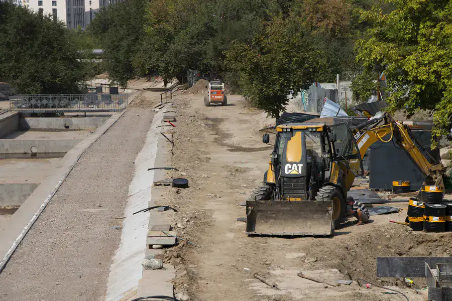 Работы на русле реки ниже улицы Торайгырова, реконструкция Большой Алматинки