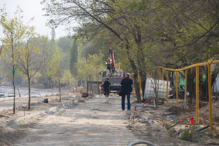 Манипулятор грузит гранитные плиты, реконструкция Большой Алматинки