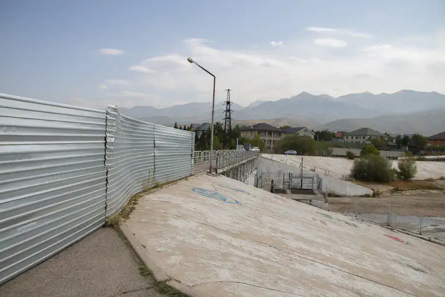 Забор, огораживающий стройплощадку, где ведётся реконструкция Большой Алматинки, участок выше аль-Фараби 