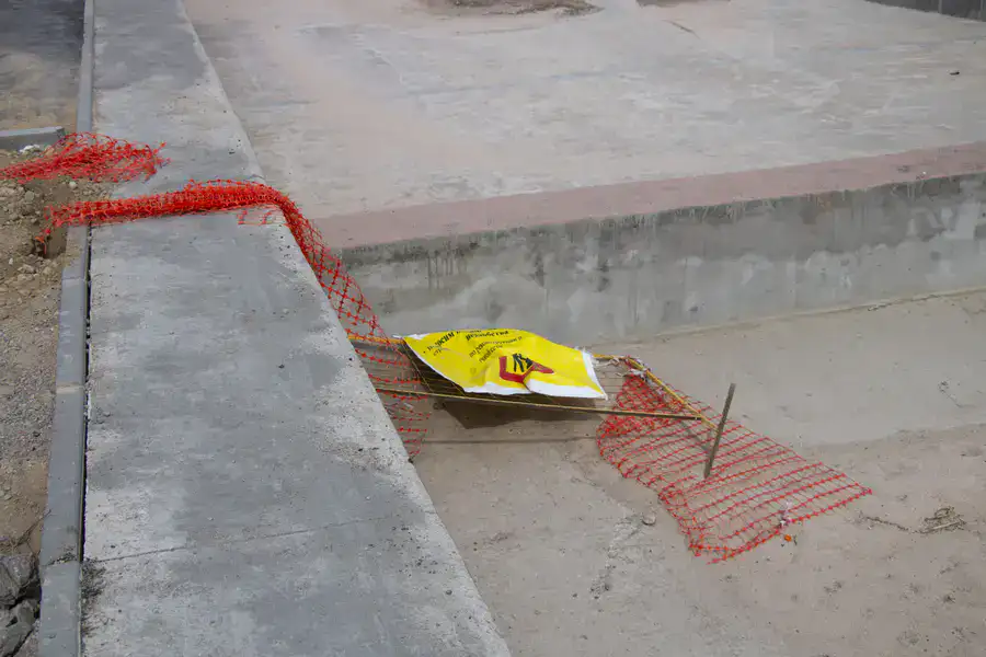 Сетка и баннер лежат на каскаде русла Большой Алматинки, реконструкция, сентябрь 2025 года