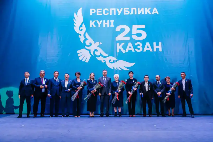 Аким Атырауской области Серик Шапкенов в канун Дня Республики вручил государственные награды (9)