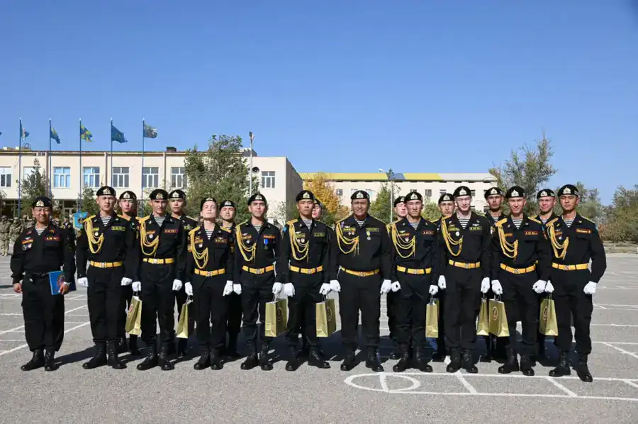 В Актау более 500 морских пехотинцев простились с Боевым знаменем (2)