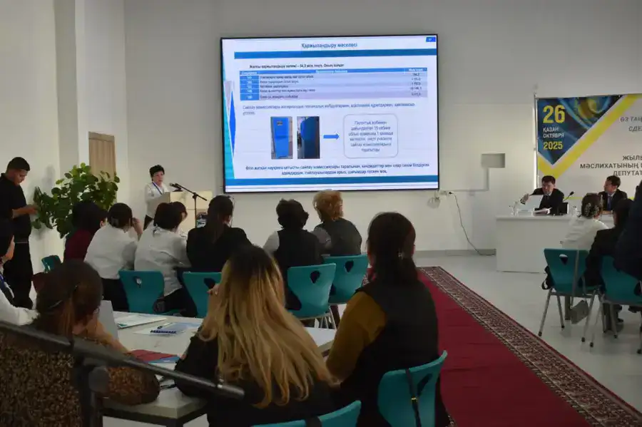 Член Центральной избирательной комиссии Республики Казахстан Азамат Максотович Айманакумов и главный консультант Юридического отдела аппарата Центральной избирательной комиссии Жанаткали Сайлаувич Жакеев прибыли в Атыраускую область и проинспектировали работу по организации и проведению довыборов депутатов районных маслихатов (в Жылыойском, Индерском, Макатском районах) по одномандатным избирательным округам вместо выбывших, назначенных на 26 октября 2025 года. (4)