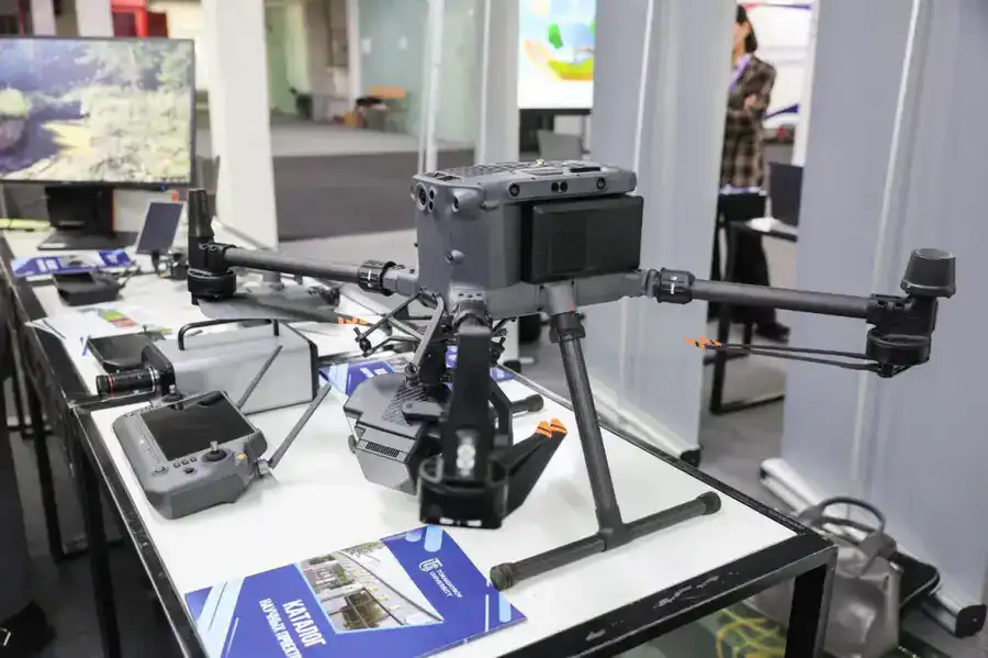 Аким Павлодарской области Асаин Байханов поздравил Торайгыров университет с 65-летием (3)