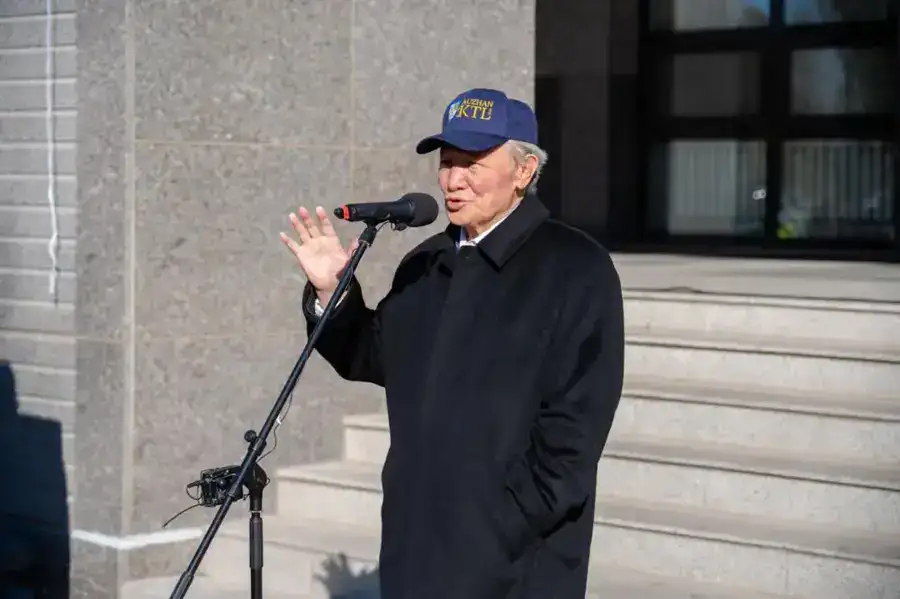 Мемориальную доску памяти Акима Тарази открыли в Астане (4)