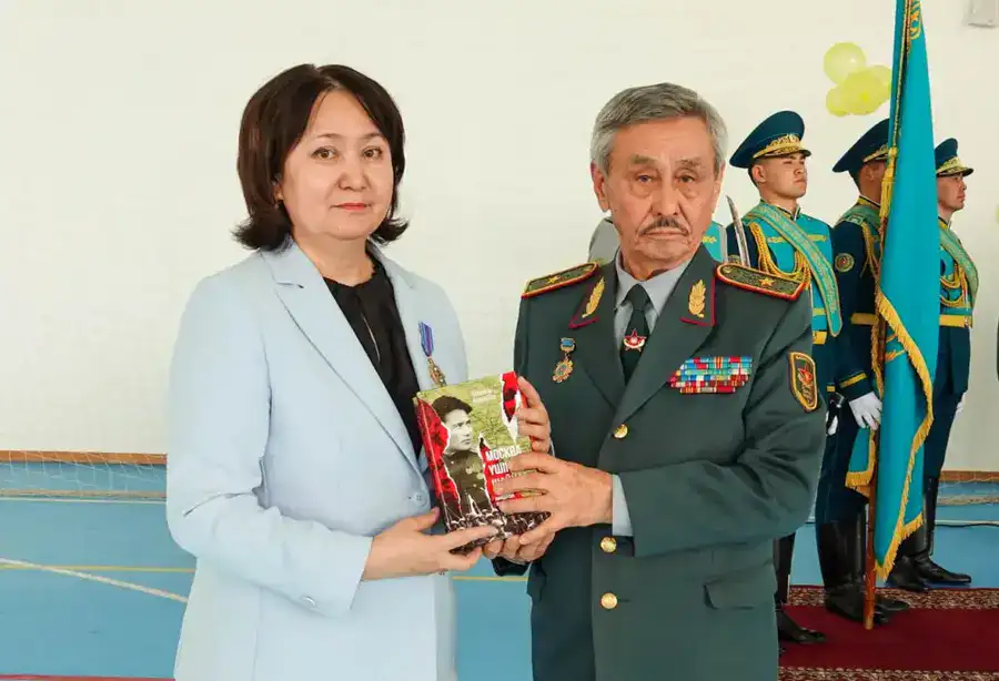 В столичной школе почтили память героя войны Рахимжана Кошкарбаева (4)